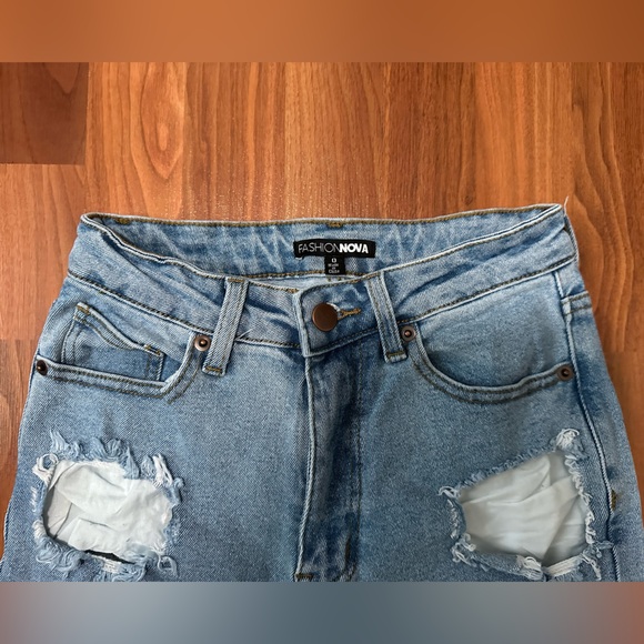Fashion nova straight leg light wash jean, size 0 - Picture 3 of 4